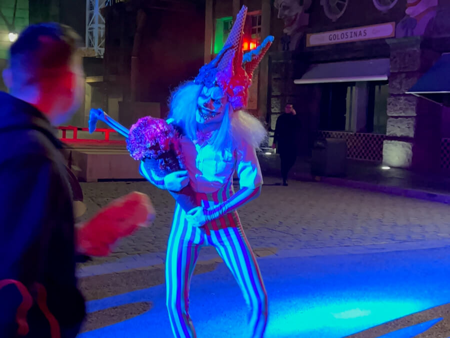 Personaje en la Scare Zone Klowns to Kill en las Halloween Scary Nights de Parque Warner