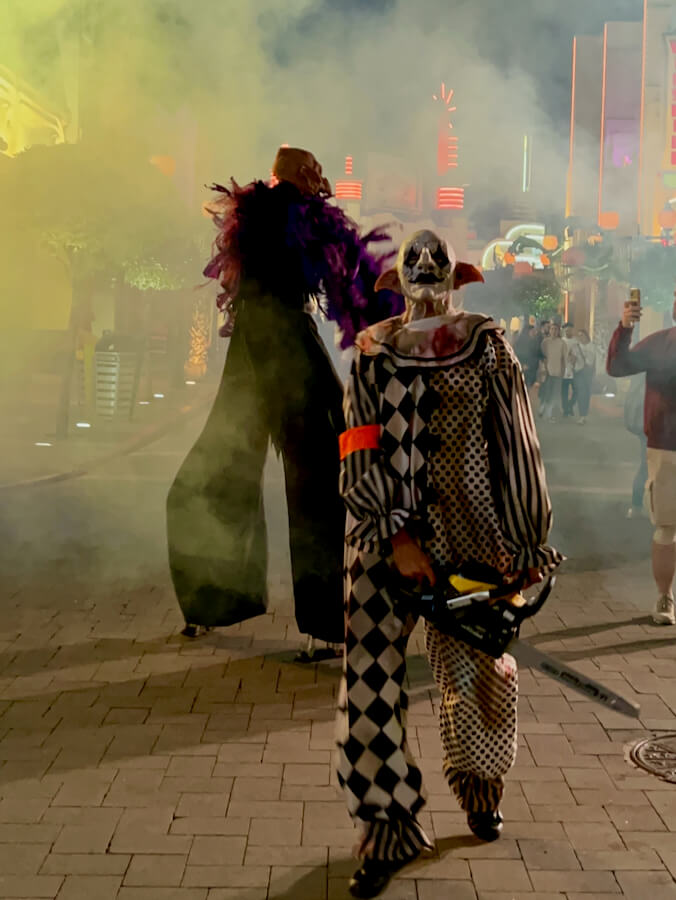 Personajes en la Scare Zone Nightmare Boulevard en las Halloween Scary Nights de Parque Warner