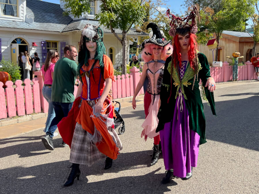 Tres Brujas personajes de Halloween en Parque Warner