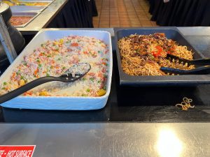 Arroz tres delicias y noodles con ternera - Buffet libre Marco Polo en PortAventura