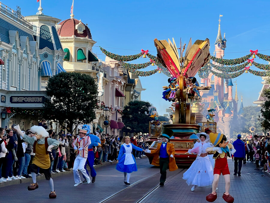 Cabalgata Disney Stars on Parade durante Navidad en Disneyland Paris