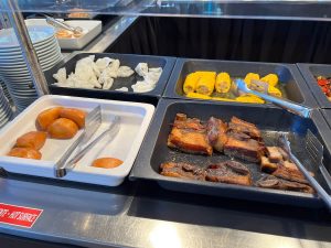 Cerdo, mazorcas, pan chino y pan de gambas - Buffet libre Marco Polo en PortAventura