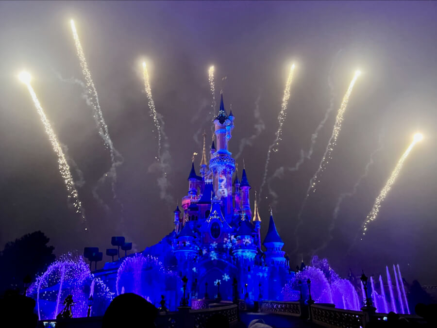 Fuegos artificiales en Disney Dreams of Christmas el espectáculo nocturno de navidad en Disneyland Paris