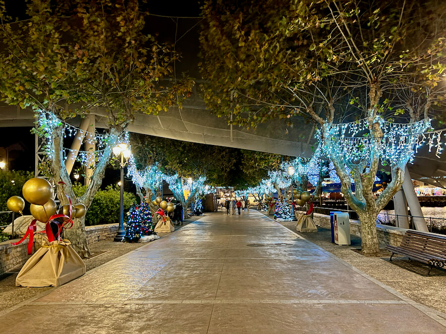 Luces de Navidad en la rambla de Mediterrània de PortAventura