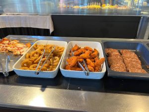 Pizza, calamares, pollo frito y hamburguesas - Buffet libre Marco Polo en PortAventura