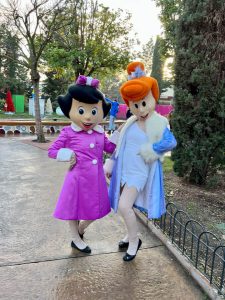 Betty y Vilma de Los Picapiedra vestidas de Navidad - personajes Parque Warner