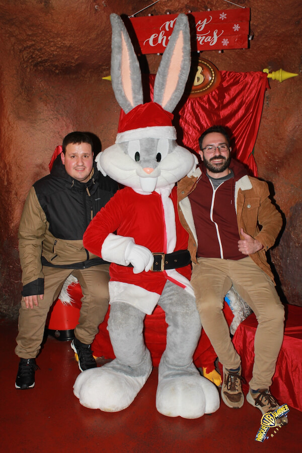 Bugs Bunny en su casita vestido de Navidad - personaje Parque Warner