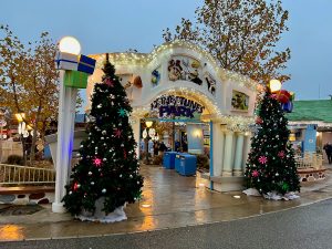 Decoración de Navidad en Cartoon Village de Parque Warner