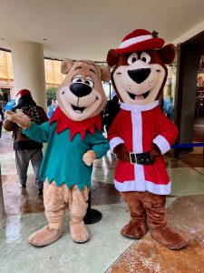 El Oso Yogui y Bubu vestidos de Navidad - personajes Parque Warner