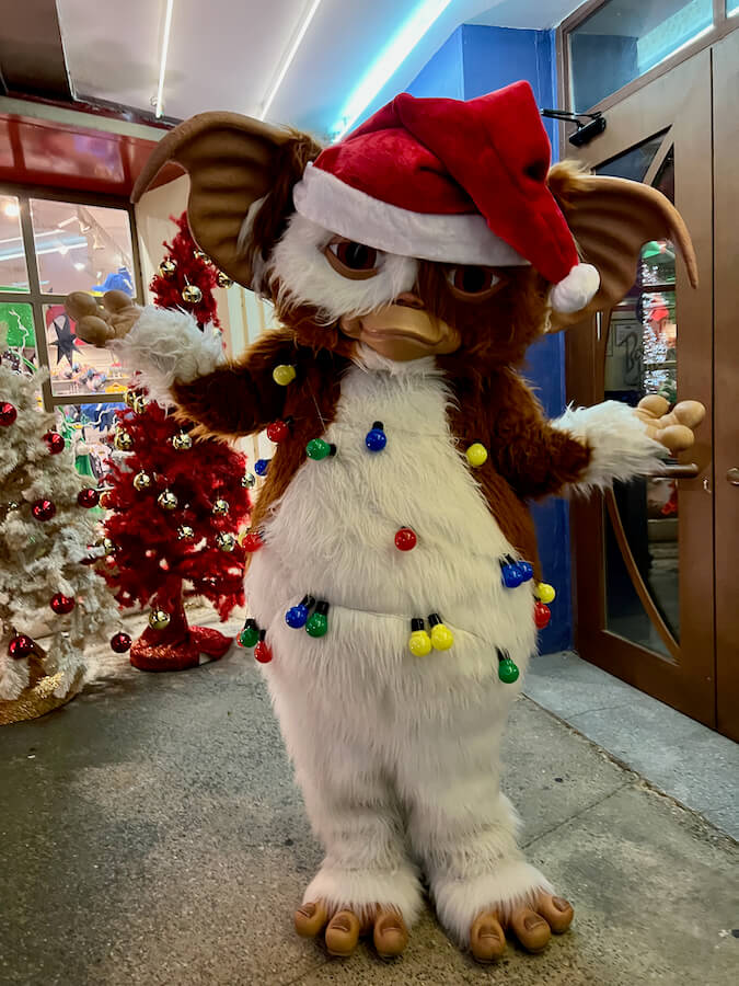 Gizmo de los Gremlins vestido de Navidad - personaje Parque Warner
