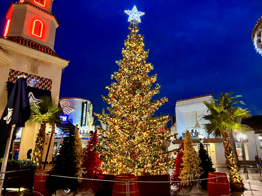 Nuevo árbol de navidad de Parque Warner en Hollywood Boulevard