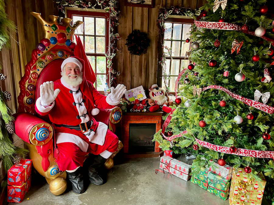 Papá Noel en su refugio de Parque Warner Navidad