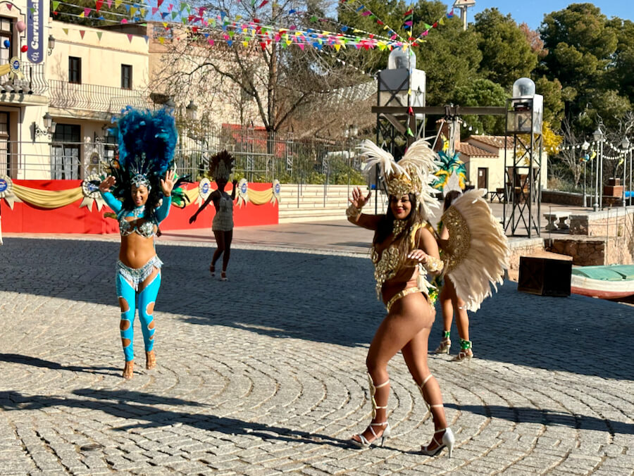 Bailarinas brasileñas en el Carnaval de PortAventura