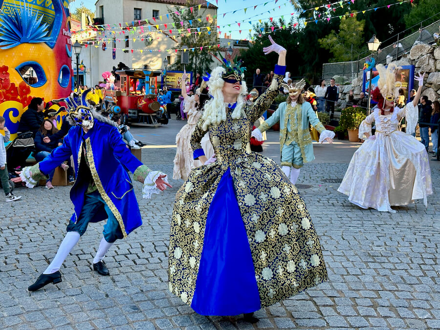 Bailarines venecianos en la cabalgata del Carnaval de PortAventura