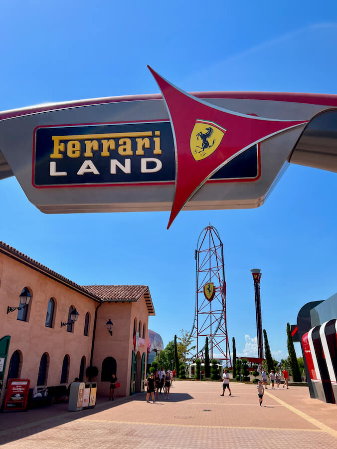 Entrada a Ferrari Land con Red Force al fondo - PortAventura World