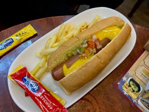 Hot Dog Rock and Roll con patatas - Long Branch Saloon 2022