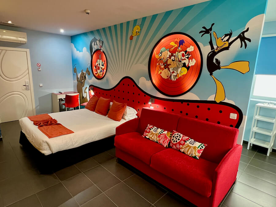 Hotel Indiana Pinto habitación Looney Tunes Parque Warner
