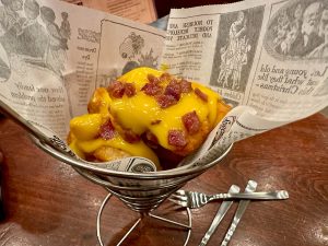 Long Branch Saloon - Patatas fritas con beicon y queso 2023
