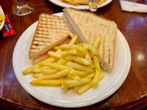 Sandwich de Jamón y Queso con Patatas - Long Branch Saloon 2022