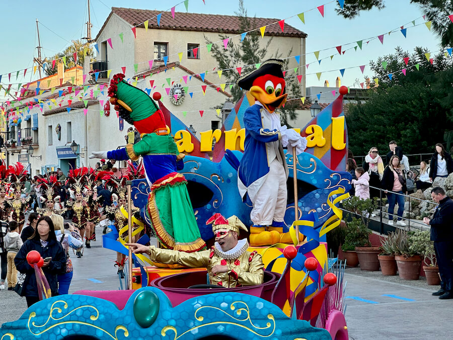 Woody y Winnie en la Carnaval Parade de PortAventura