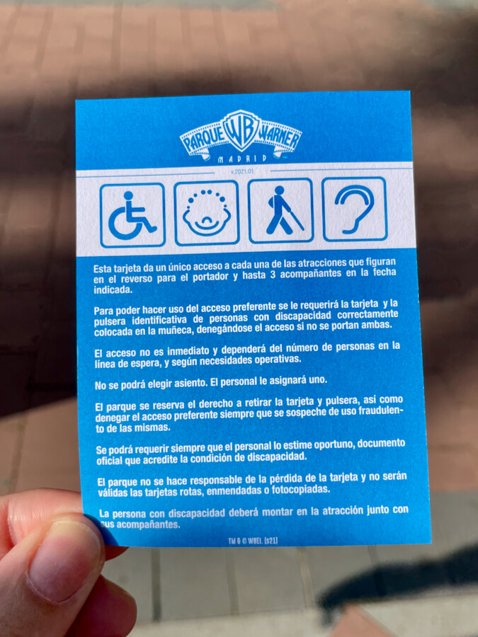 Tarjeta de acceso prioritario para personas con discapacidad en Parque Warner