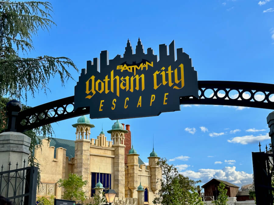 Cartel en la entrada de Batman Gotham City Escape atracción de Parque Warner