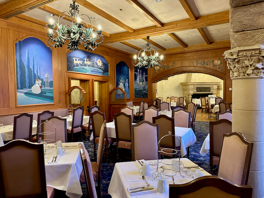 Auberge de Cendrillon restaurante con princesas en Disneyland Paris
