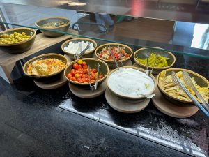 Buffet de cena en el Hotel PortAventura - encurtidos, hummus