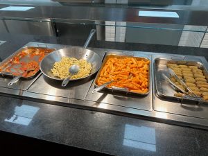 Buffet de cena en el Hotel PortAventura - lasaña de verduras, tortellini, penne, croquetas de espinacas