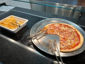 Buffet de cena en el Hotel PortAventura - patatas fritas, pizza margarita