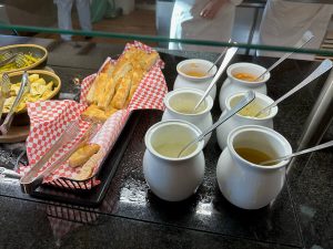 Buffet de cena en el Hotel PortAventura - salsas ensaladas