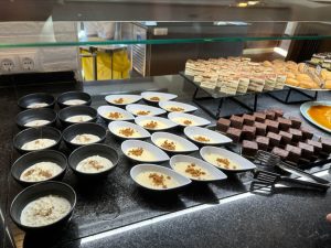 Buffet de cena en el Hotel PortAventura - tartas, natillas, arroz con leche