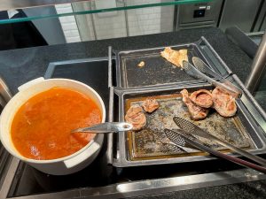Buffet de cena en el Hotel PortAventura - ternera, dorada, sopa de tomate