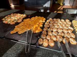 Buffet de cena en el Hotel PortAventura - tostas y empanada gallega
