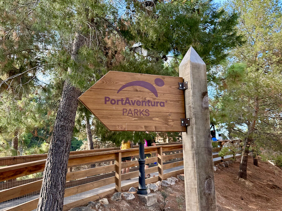 Cartel de acceso a los parques de PortAventura desde el hotel Gold River, Colorado Creek y Mansión de Lucy