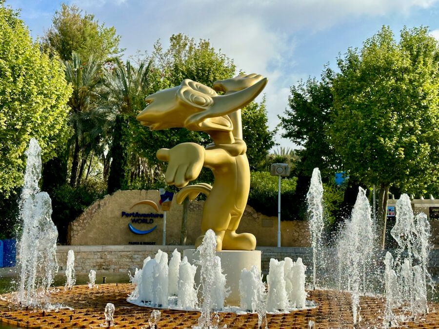 Estatua y fuentes en la entrada a PortAventura World
