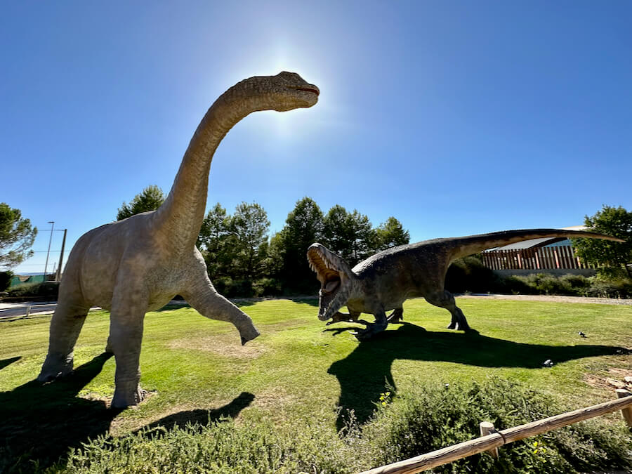 Dos dinosaurios peleando en la zona Tierra Magna de Dinópolis Teruel