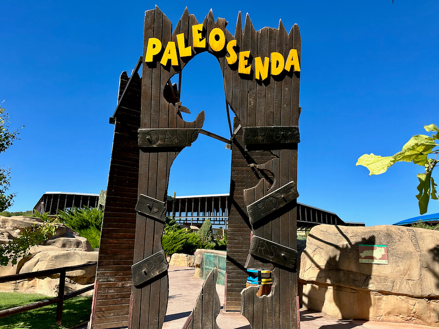 Entrada a la Paleosenda en Dinópolis Teruel