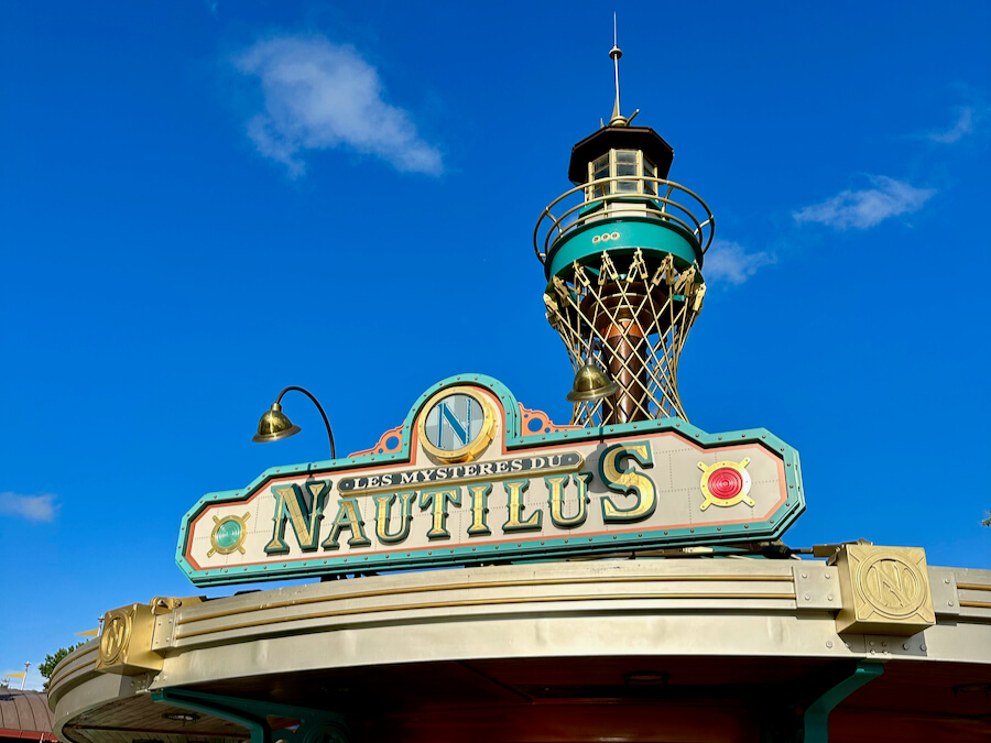 Entrada a la atracción Les Mysteres du Nautilus de Disneyland Paris