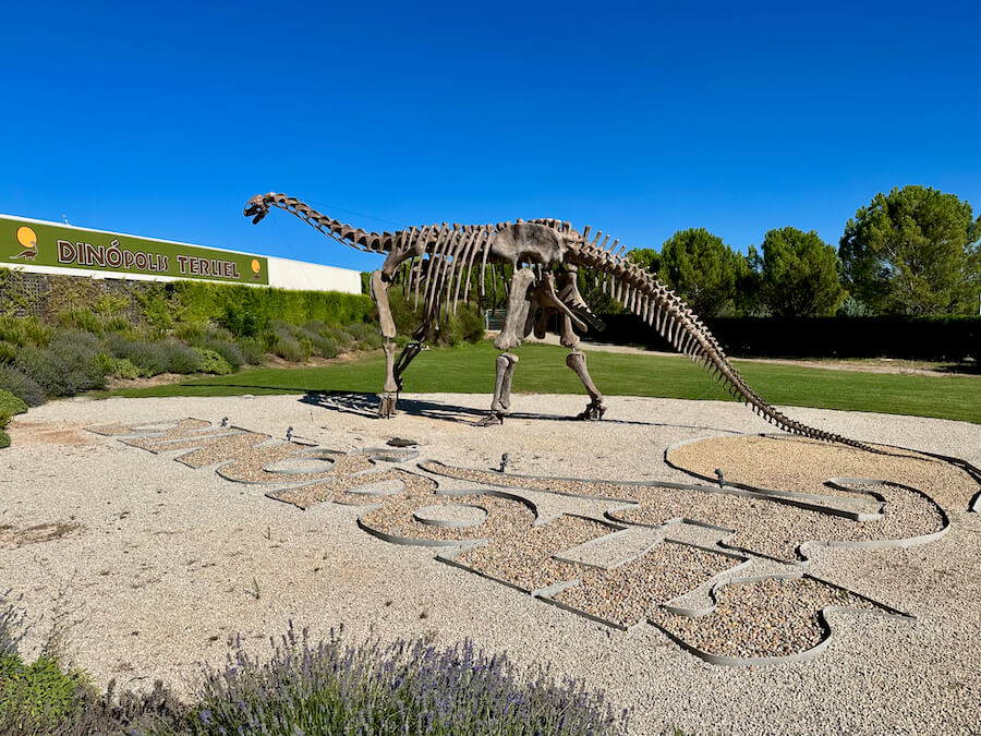 Esqueleto de dinosaurio en la zona Tierra Magna de Dinópolis Teruel