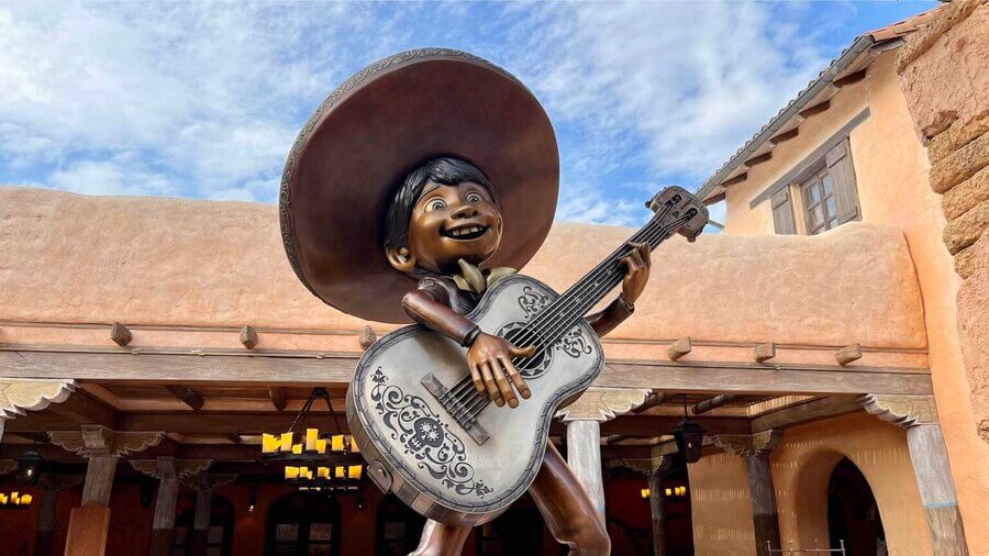 Estatua de Miguel frente al restaurante Casa de Coco de Disneyland Paris
