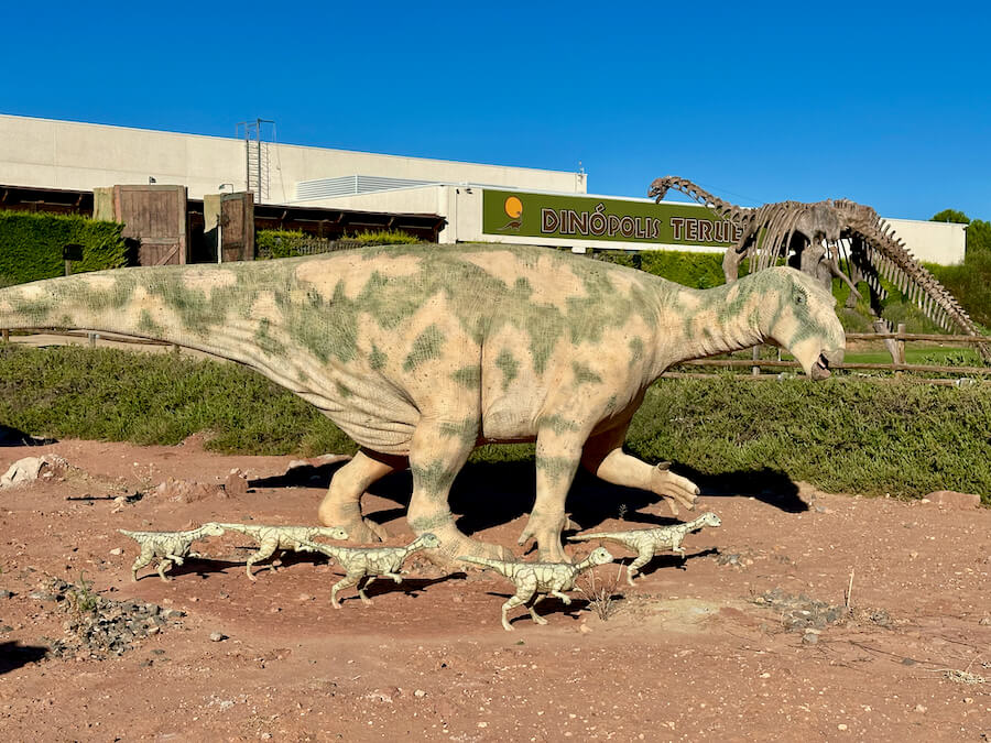 Mamá dinosaurio con dinosaurios bebés en Dinópolis Teruel