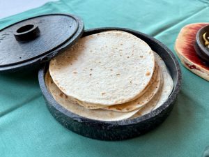Tortillas (vienen con ciertos platos como las fajitas y el chorichampiqueso) - La Hacienda PortAventura 2023