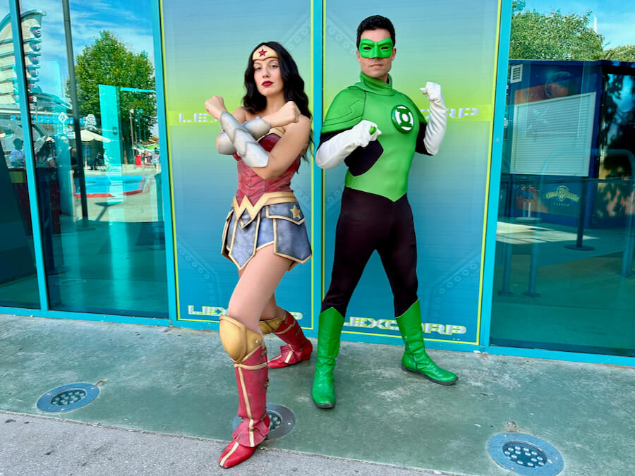 Wonder Woman y Linterna Verde en Parque Warner