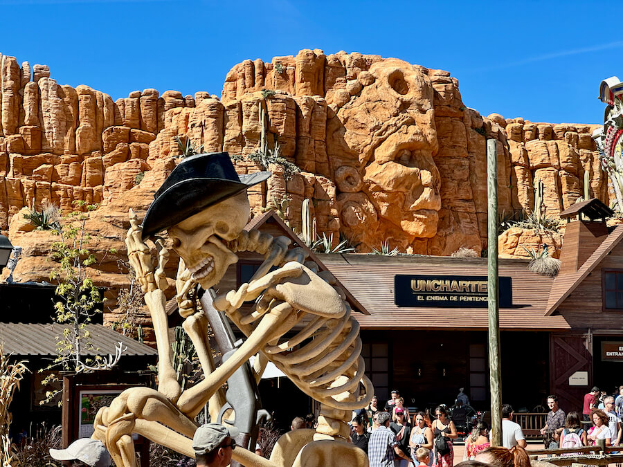 Esqueleto vaquero delante de Uncharted - decoración Halloween PortAventura