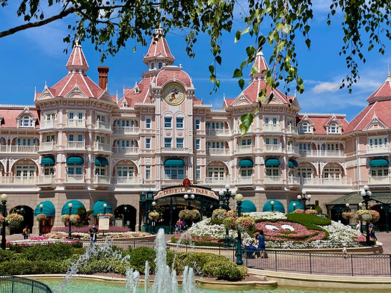 Exterior del Disneyland Hotel desde Fantasia Gardens - Disneyland Paris