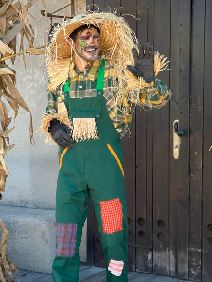 Hombre espantapájaros - animación de calle Halloween PortAventura