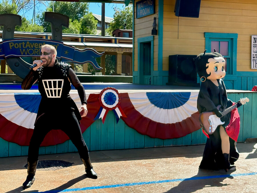 Rockero y Betty Boop - animación de calle Halloween PortAventura