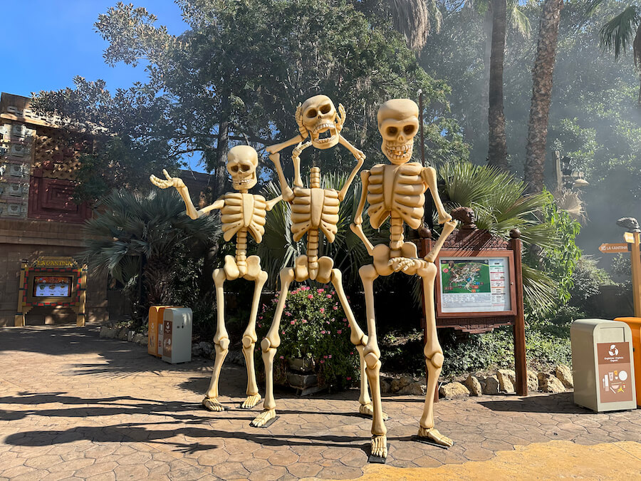 Tres esqueletos gigantes - decoración Halloween PortAventura