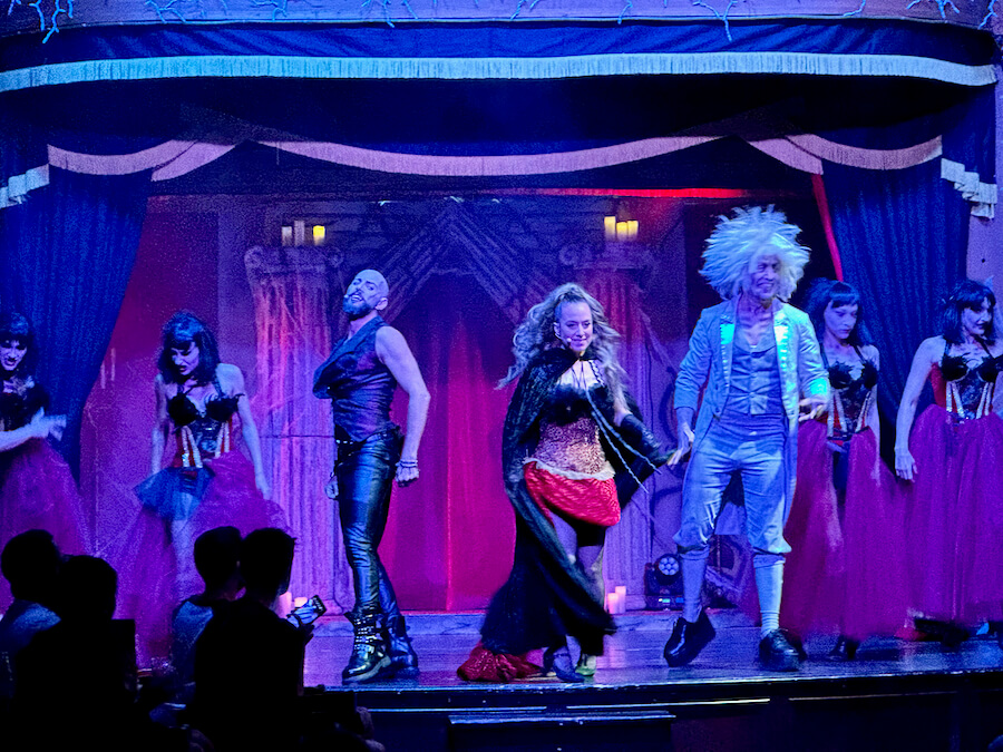 Vampires - Espectáculo de Halloween en el Saloon de PortAventura
